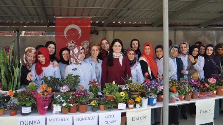 Fabrika işçileri bahar bayramını hediyeleşerek kutladı