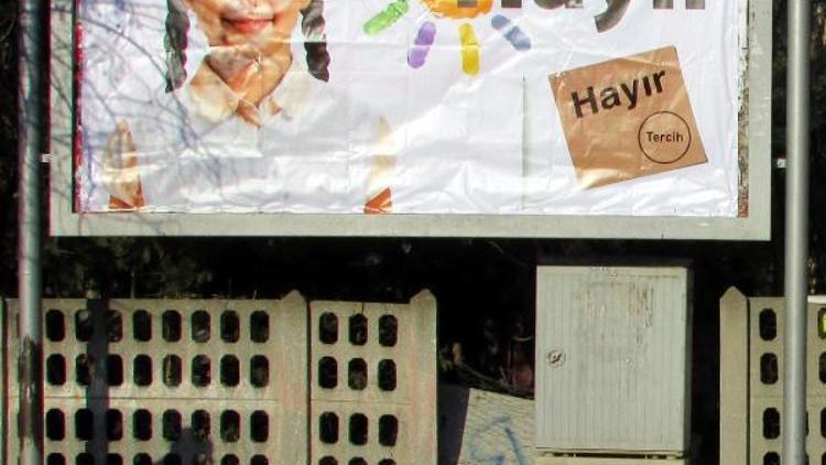 CHPnin referandum afişleri billboarddan indirildi