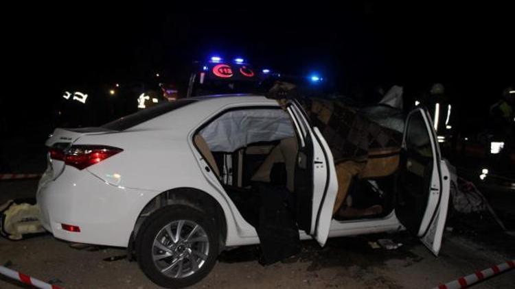 Otomobille hafif ticari araç çarpıştı: 2 ölü, 10 yaralı