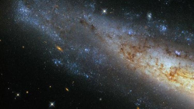 Hubble frizbiye benzeyen bir galaksi keşfetti