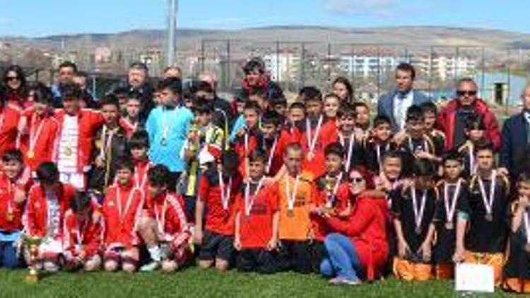 Küçük erkekler futbolda Atatürk Ortaokulu şampiyon