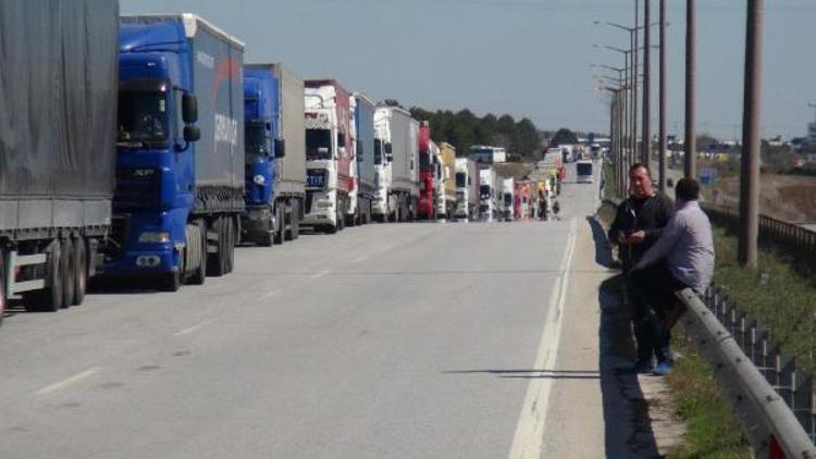 Bulgaristan işlemleri yavaşlattı, sınırda 7 kilometre TIR kuyrukları oluştu