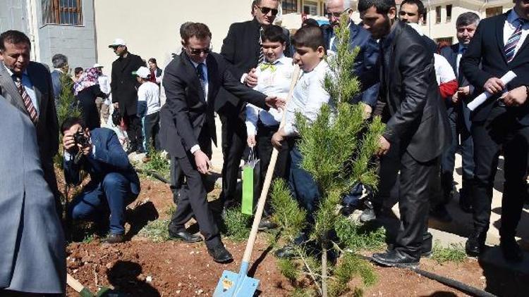 Vali Tuna, öğrencilerle fidan dikti