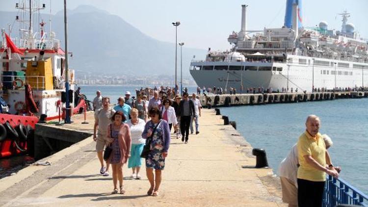 İngiliz turistler gemiyle geldi