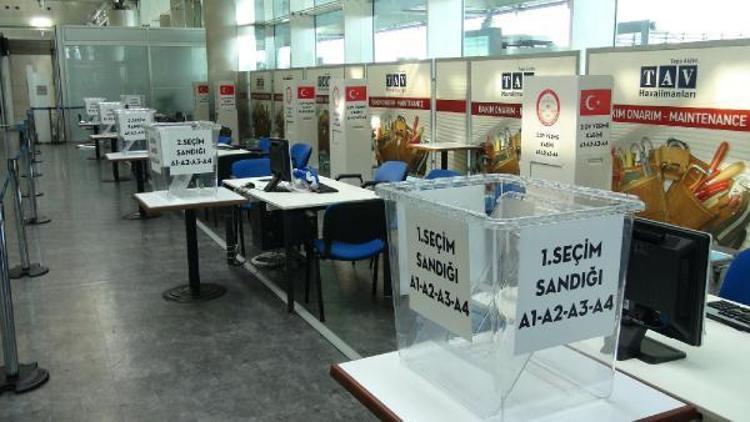 Atatürk Havalimanında seçim sandıkları konuldu