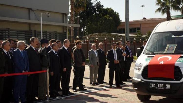 Bakanı Soylu, havaalanında şehit cenazesine katıldı