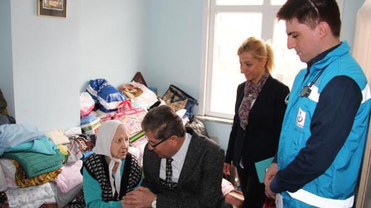 Kaymakamdan evlerinde sağlık hizmeti alan yaşlılara ziyaret