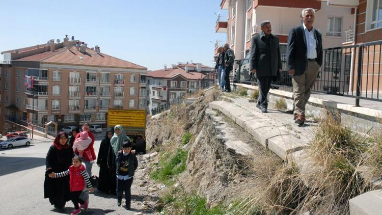 Toprak kayıyor binalar çatlıyor