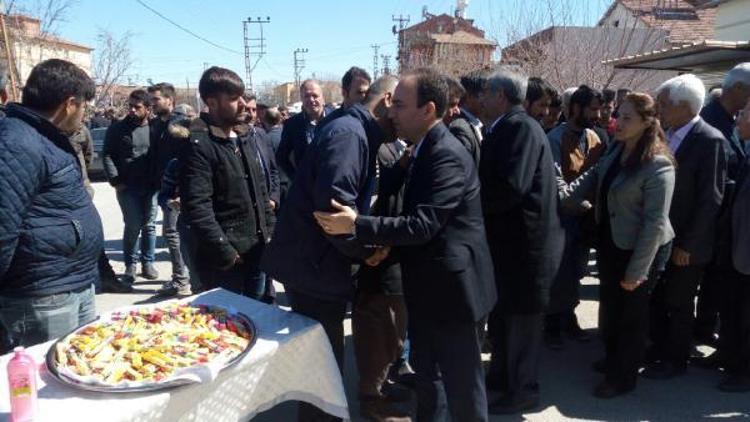 HDPli vekiller nevruzda vurulan üniversiteli Kemal Kurkutun mevlidine katıldı