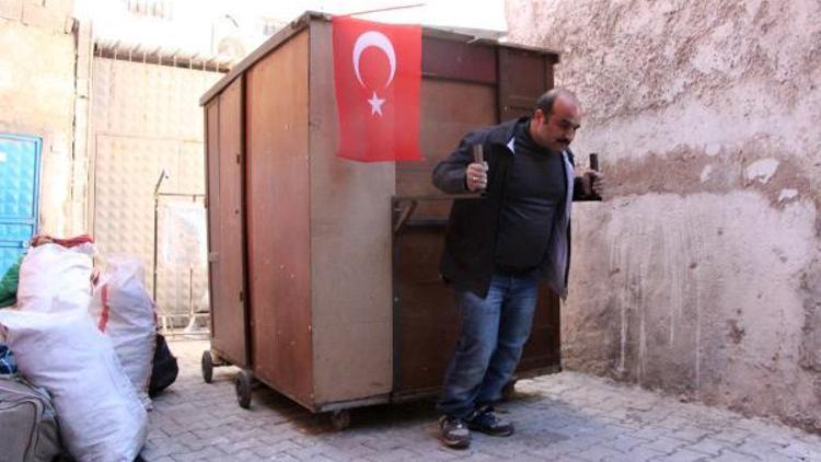 Sokakta kalan 5 kişilik aile, altına teker koyduğu gardırobu eve dönüştürdü