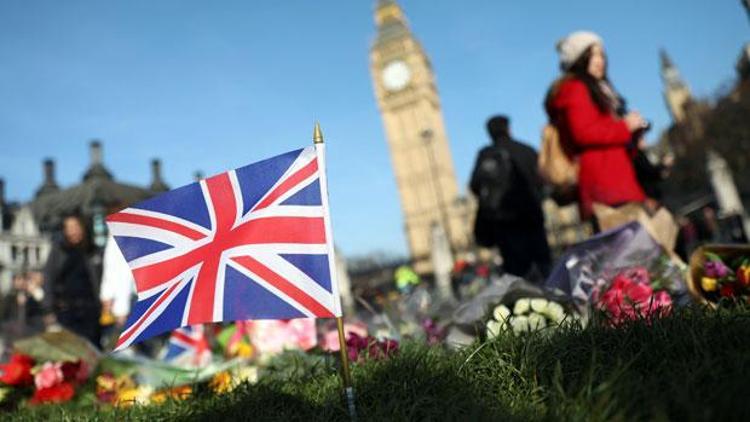 Londrada ölenler için ülke genelinde anma