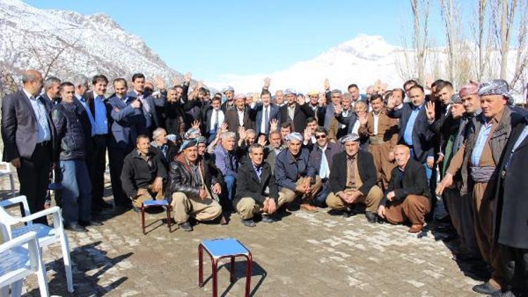 Ak Parti sınır köylerinde başkanlığı anlattı