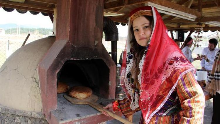 Aşçı adaylarına uygulamalı köy ekmeği yapımı dersi