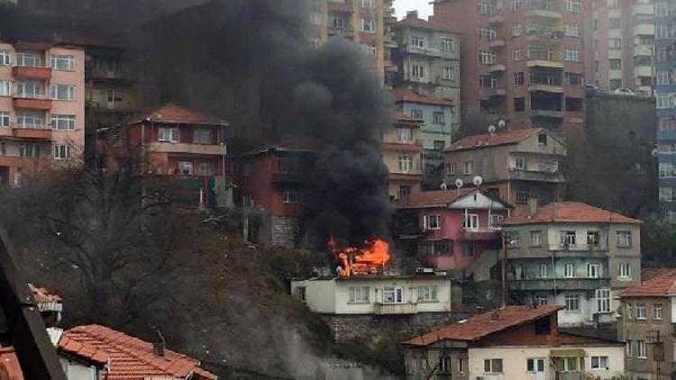 Zonguldakta evin üstündeki kömürlük yandı