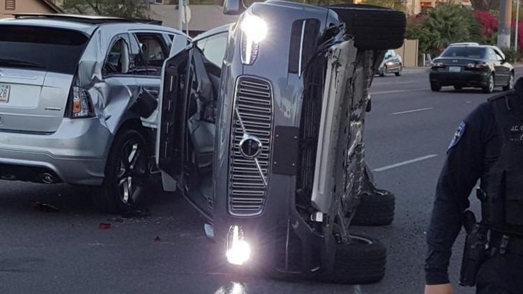 Uberin sürücüsüz otomobili trafik kazası yaptı