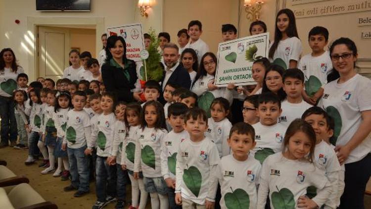 TEMA gönüllüsü öğrencilerden Başkan Ertürke çam fidanı