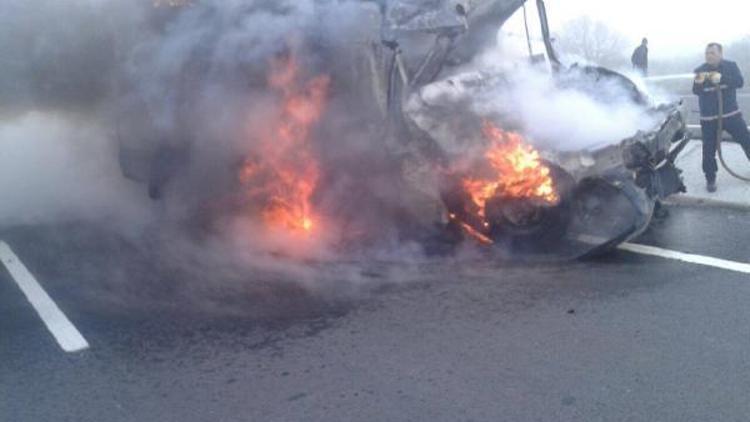 Süt tankerine çarparak alev alan kamyonetin sürücüsü öldü