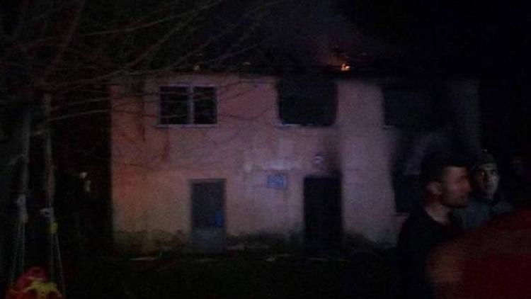 Akyazıdaki yangında 6 kişilik aile yanarak yaralandı