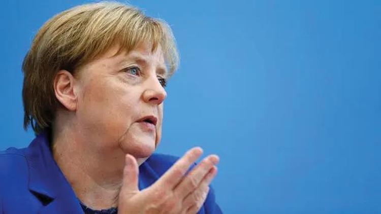 Merkel  ilk sınavını  geçti