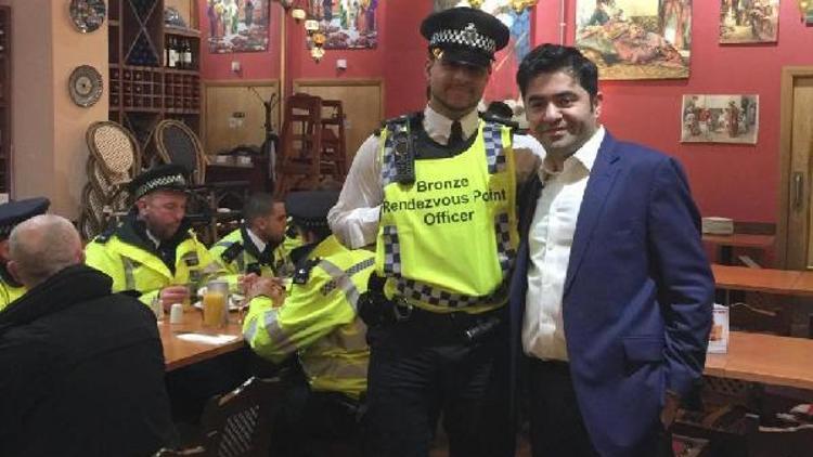 İngiltere’de bir restoran sahibi, Westminster saldırısında acil durum çalışanlarına ücretsiz yemek verdi