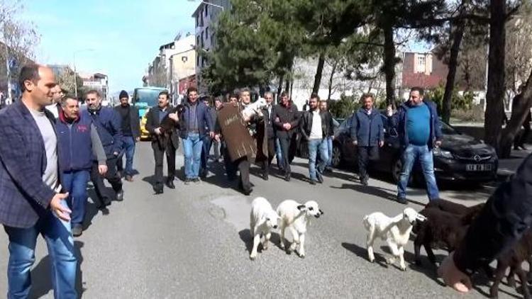 Türkücü Aydın Aydın, kepenek giydi, Bingöl sokaklarında türkü söyledi