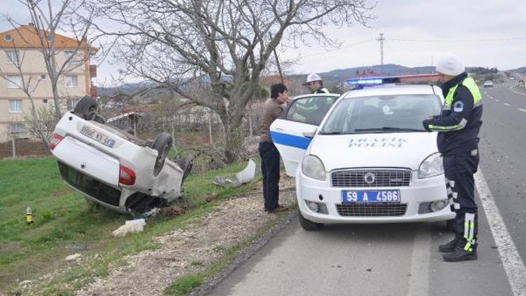 Köpeğe çarpmamak için manevra yapan otomobil takla attı