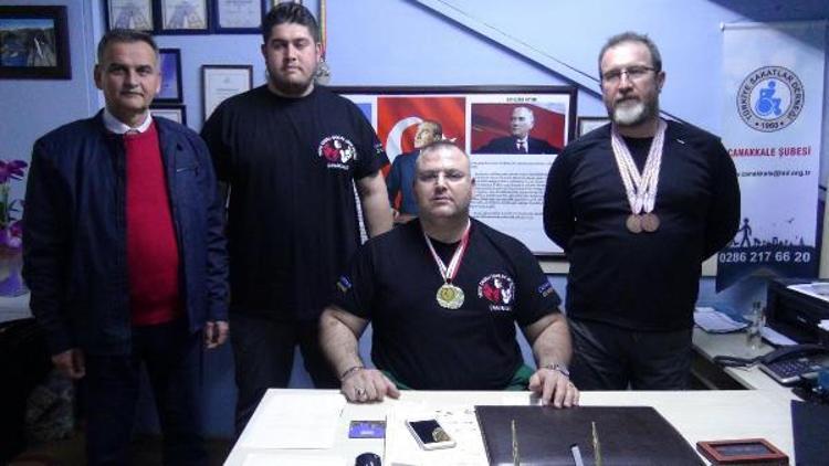 Bilek güreşi sporcuları Çanakkaleye madalyalarla döndü