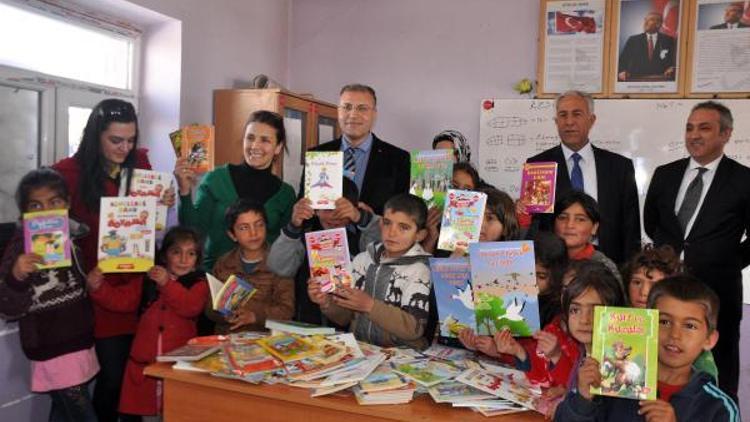 VEDAŞ, Süphan Dağı eteklerindeki çocuklara kitap hediye etti