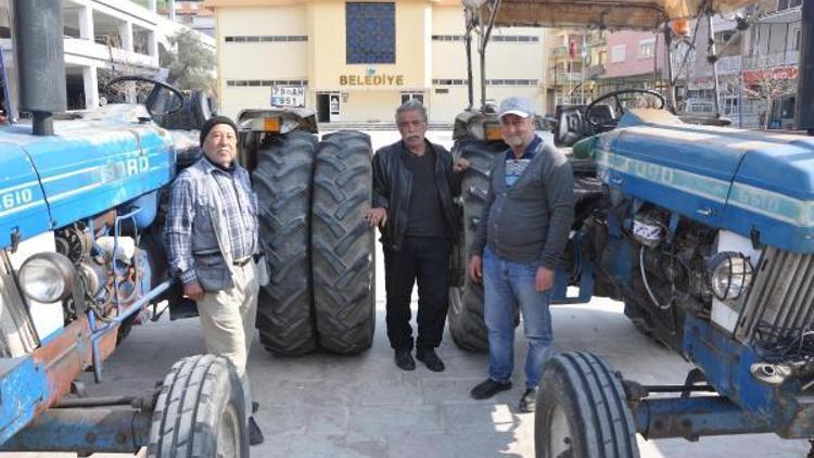 Traktörünün devrilmemesi için arkaya iki tekerlek ekledi