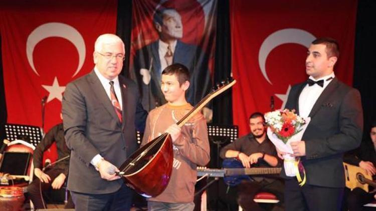 Başkan Yüksel, görme engelli Serkana saz hediye etti