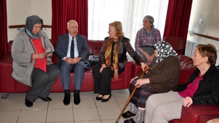 Başkan Akdemir yaşlıları ziyaret etti