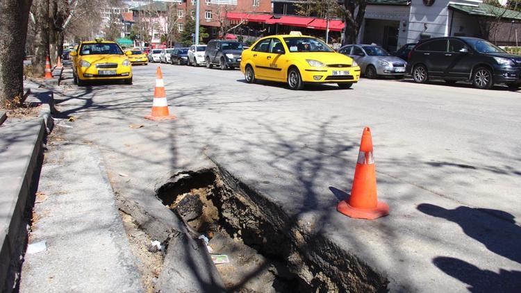 İran Caddesi’nde korkutan çukur