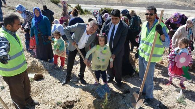 Besni’de anasınıfı öğrencileri fidan dikti