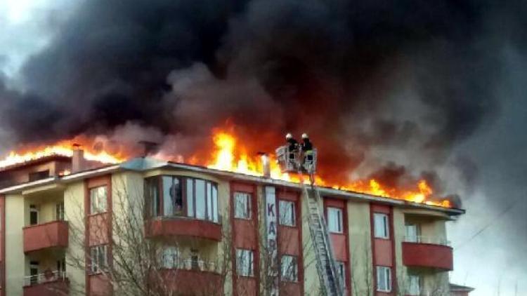 Erzurumda 7 katlı apartmanda yangın paniği