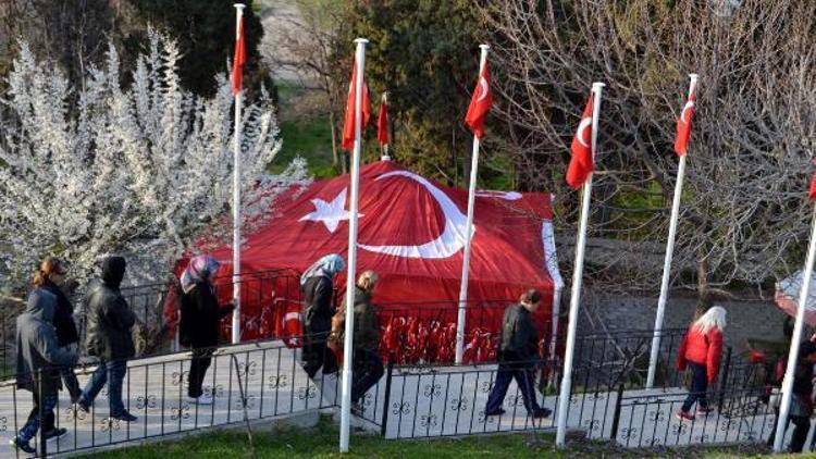 Geliboluda Bayraklı Baba Türbesine ziyaretçi akını