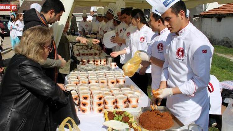 Liseli aşçı adaylarından kütüphane için kermes