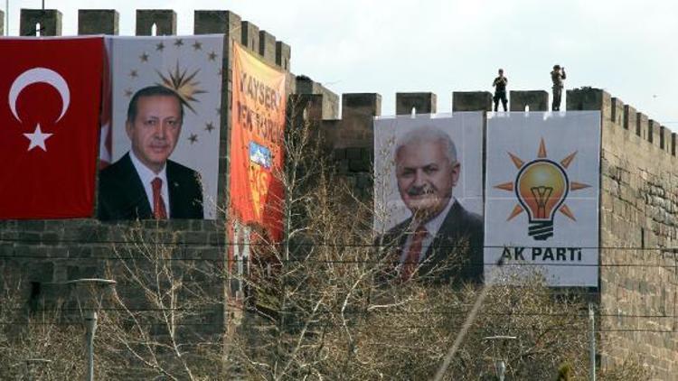 Erdoğan Kayseriyi gelmedi ama meydan afişleriyle donatıldı