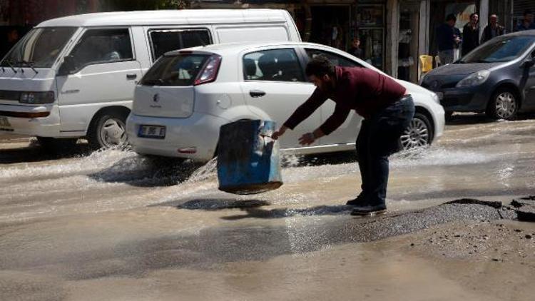 Asfalt çöktü, su borusundan akan su dere oldu