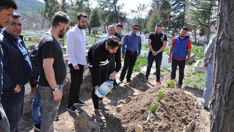 Fenerbahçeli Ozan Tufan, dedesinin mezarını ziyaret etti