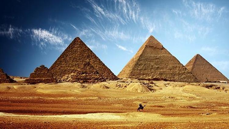 Mısırda 3 bin 700 yıllık piramit kalıntıları keşfedildi