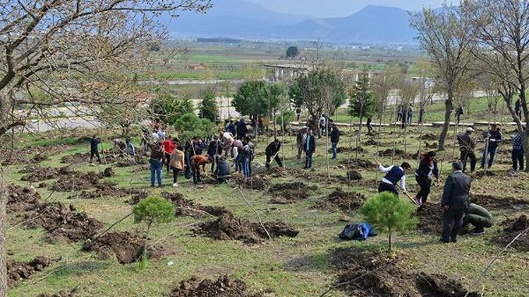 Fidanlar Hocalı şehitleri için toprakla buluştu