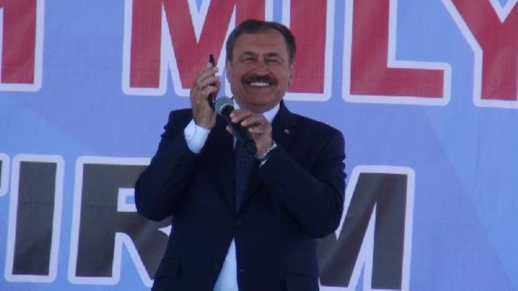 Bakan Eroğlu, Kağızman’da türkü dinletip evet oyu istedi
