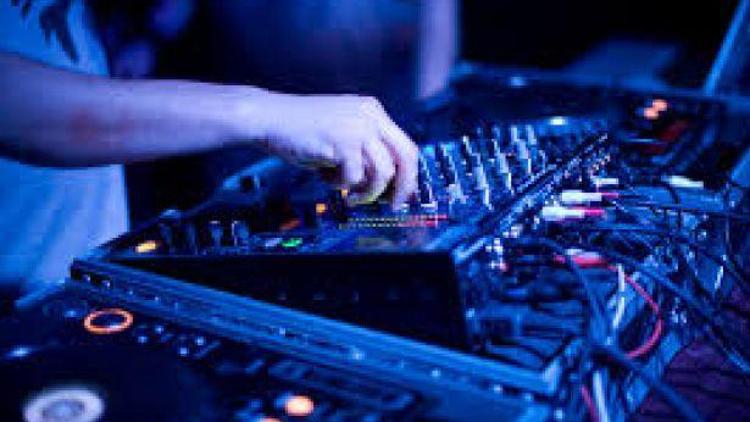 DJ müziğinde ezan kullandı, gece kulübü kapandı