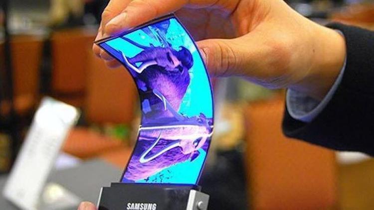 Samsungtan bükülebilir telefon bekleyenlere kötü haber