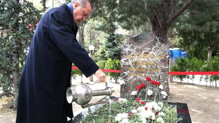 Erdoğan, Türkeş’in kabrini ziyaret etti