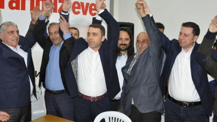 CHPden istifa eden 105 kişi AK Partiye geçti, evet pozu verdi