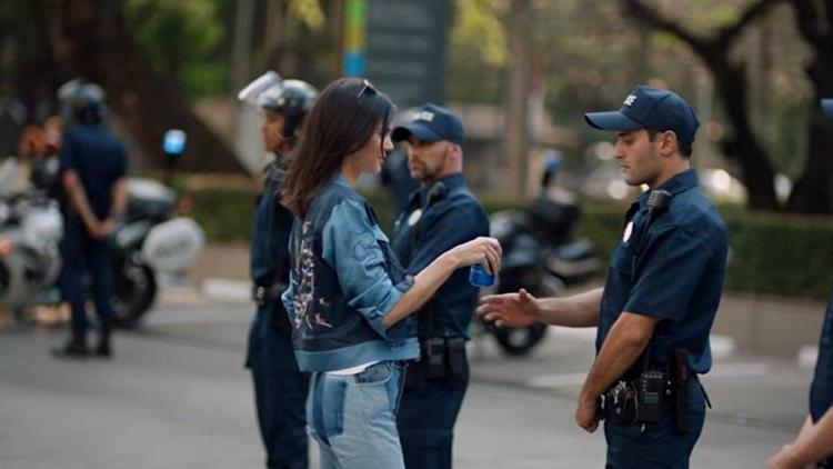 Kendall Jenner Pepsi reklamı ile tepki çekti