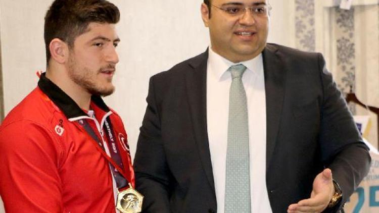 Başkan Orhan, şampiyonu altınla ödüllendirdi