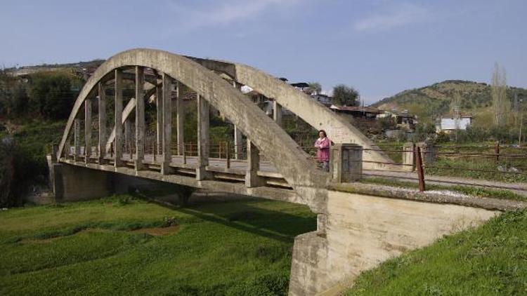 Beydağ Belediyesi tarihi köprüye sahip çıkıyor