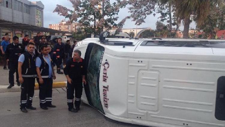 Mersinde öğrenci servisi ile otomobil çarpıştı: 20 yaralı